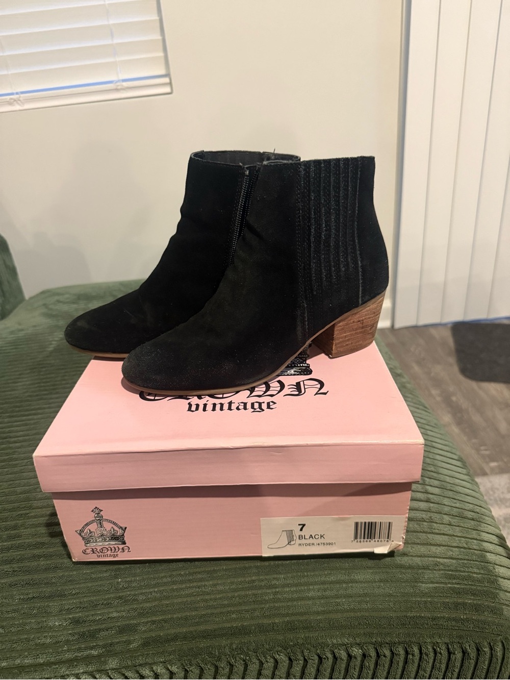 Crown Vintage Ryder Black Suede Ankle Booties Size 7 Block Heel